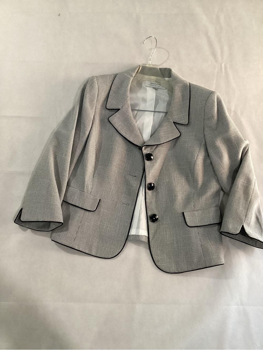 Tahari White /black Women's Blazer with black skirt size 10